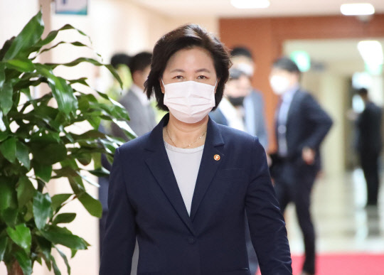 추미애 법무부 장관이 1일 정부서울청사에서 열린 국무회의에 참석하고 있다.  [연합뉴스]